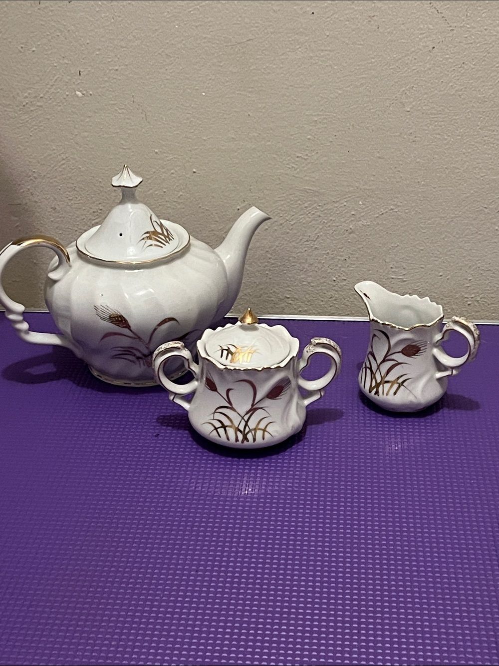 Elegant White Porcelain Tea Set with Gold Floral Accents Heftonis